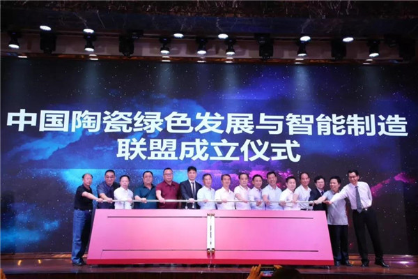 蘑菇视频免费版在线观看版陶瓷集團董事長梁有福（圖一左四）（圖二右一） 應邀出席“全球陶瓷人佛山之夜”